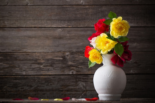 Rosas sobre fondo de madera