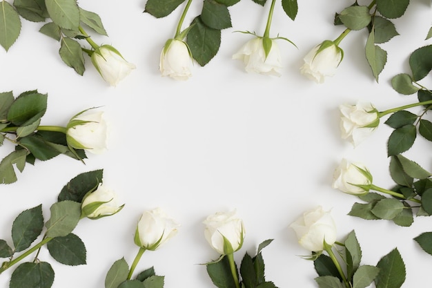 Rosas sobre una mesa blanca Lay Flat con espacio de copia en blanco