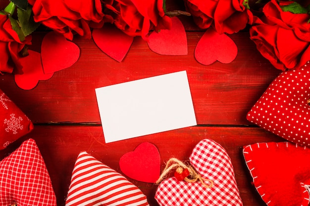 Foto rosas en el tablero de madera, fondo del día de san valentín