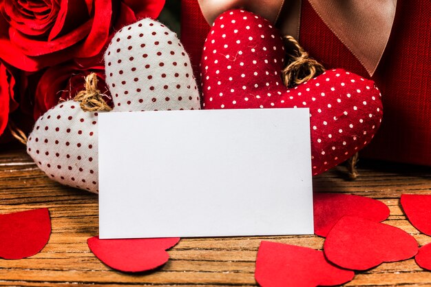 Rosas en el tablero de madera, fondo del día de San Valentín