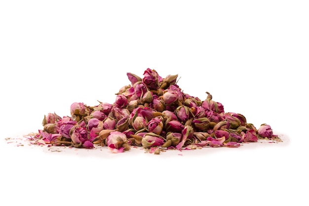 Rosas de té seco aislado sobre fondo blanco.