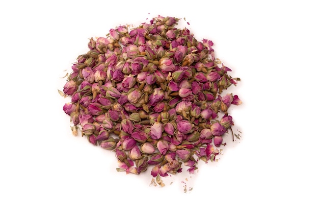 Rosas de té seco aislado sobre fondo blanco.