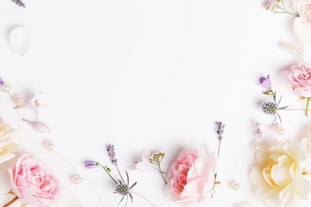 Rosas de tela de color dulce y cinta blanca en estilo suave para el fondo. Vista superior aérea, endecha plana. Copie el espacio. Boda, cumpleaños, madre, San Valentín, concepto del día de la mujer.