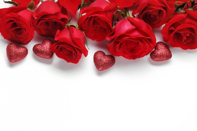 Foto rosas vermelhas e ornamentos de forma de coração