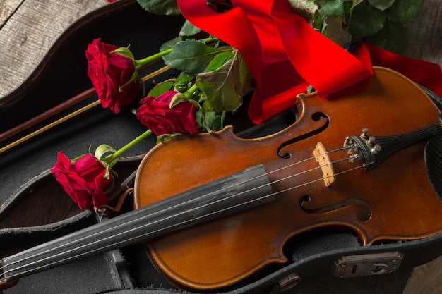 Rosas vermelhas e um violino