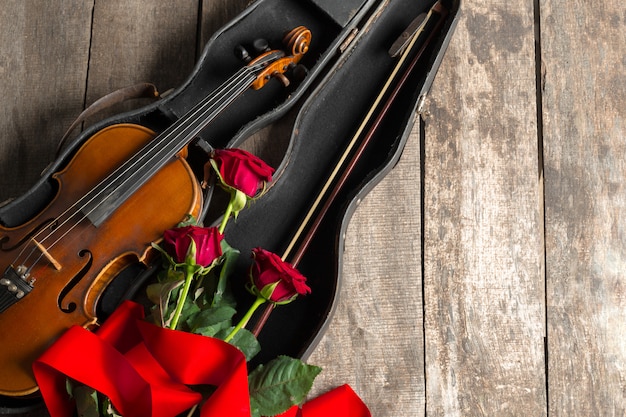 Rosas vermelhas e um violino