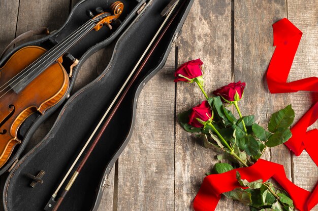 Foto rosas vermelhas e um violino