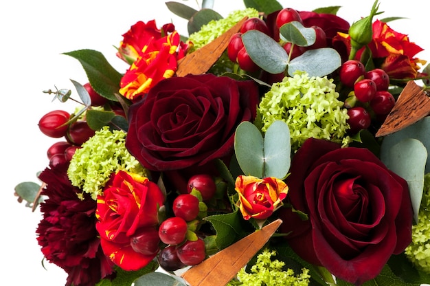 Rosas vermelhas e uma variedade de flores closeup. Dia dos Namorados