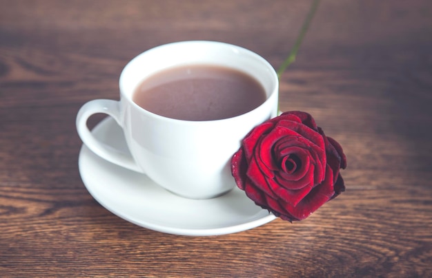 Rosas vermelhas e xícara de café