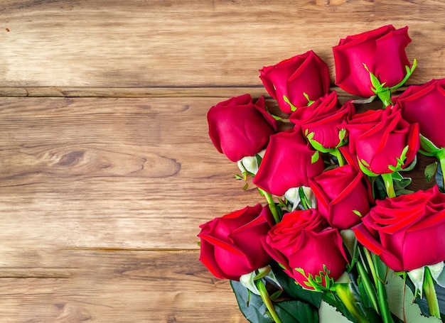 rosas vermelhas frescas em fundo de madeira