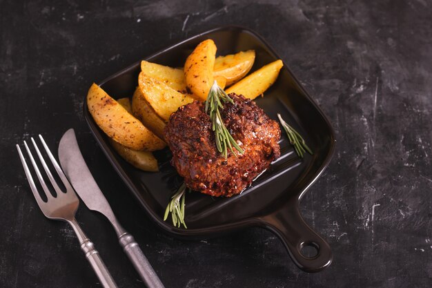 Rosbif con patatas fritas