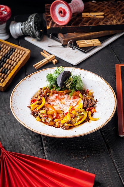 Rosbif con pimiento morrón y guarnición de arroz