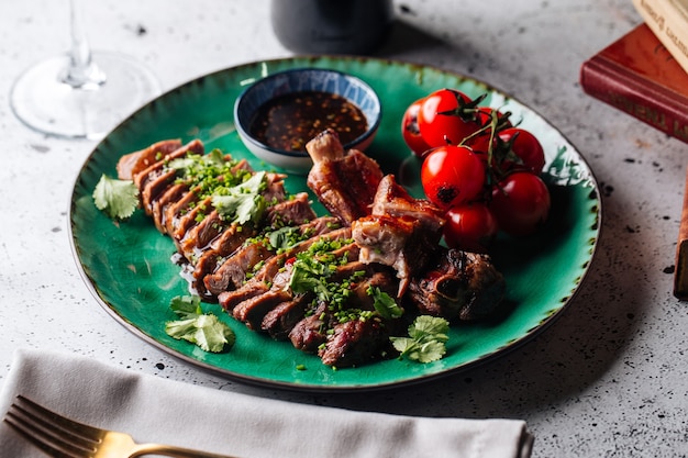 Rosbif en rodajas con hierbas y tomates