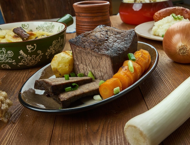 Rosbife Batatas assadas e molho, cozinha inglesa, Grã-Bretanha Pratos tradicionais variados, vista de cima.