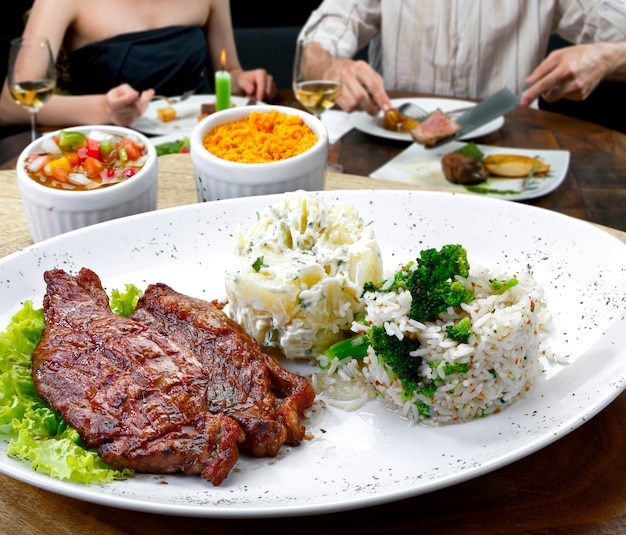 Rosbife com legumes e arroz