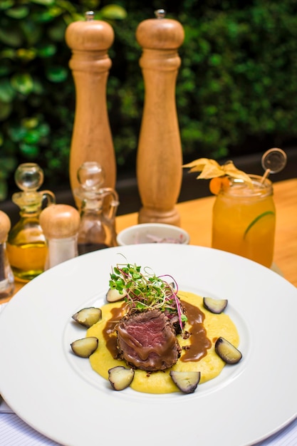 Rosbife com purê de batatas comida de restaurante gourmet peruano