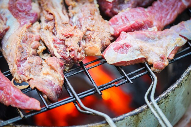 Rosbife fatiado bifes de carne na grelha com chamas Churrasco de carne grelhada na comida de rua Tailândia Asiático
