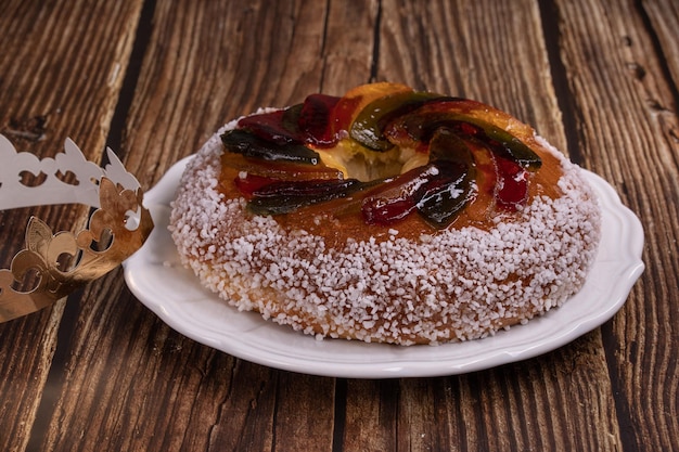 Rosca de reyes bolo rei frutas cristalizadas Provençal Galette des rois em uma mesa de madeira