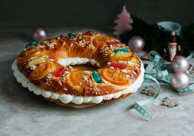 Foto roscon de reyes, rosca de reyes o pastel de epifanía, pastel de reyes