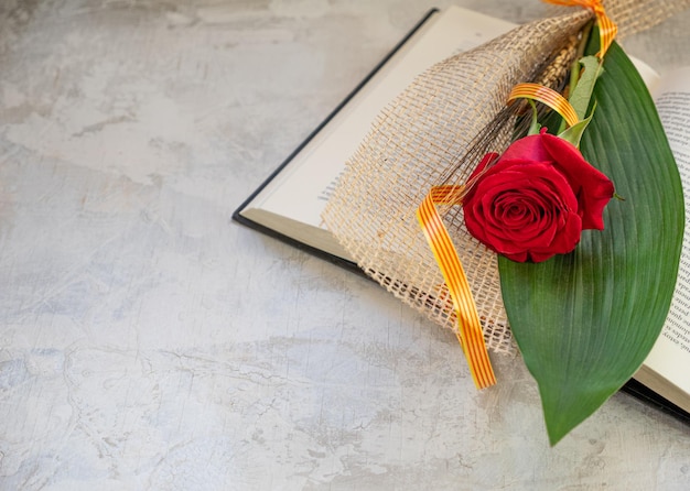 Rose and Book presente tradicional para Sant Jordi o Dia de São Jorge É a versão da Catalunha39 do dia dos namorados