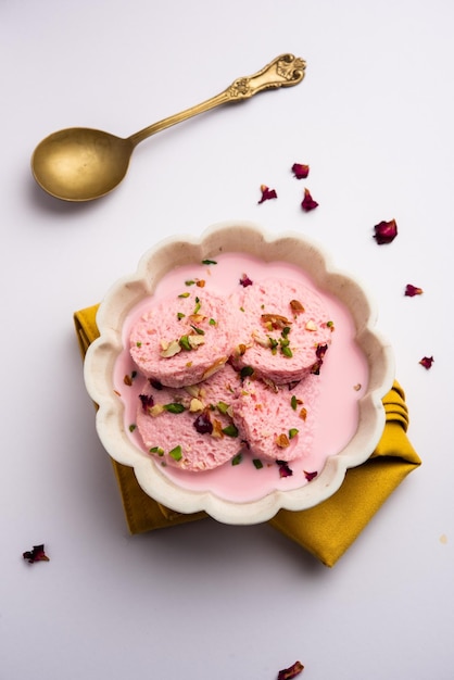 Rose Bread Rasmalai é a versão aprimorada do tradicional Ras malai usando fatias de pão