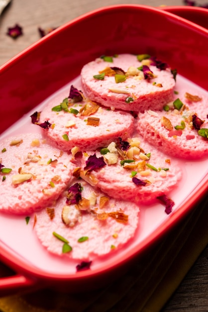 Rose Bread Rasmalai é a versão aprimorada do tradicional Ras malai usando fatias de pão