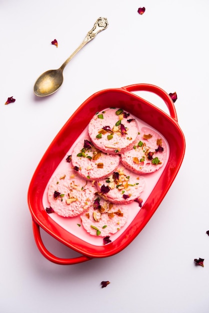 Rose Bread Rasmalai es la versión modificada del Ras malai tradicional que utiliza rebanadas de pan.