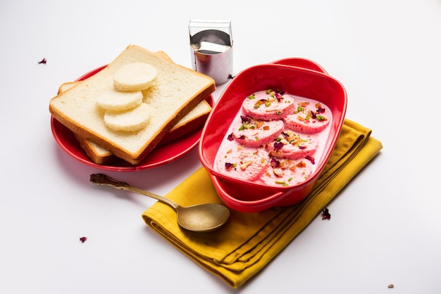 Rose Bread Rasmalai es la versión modificada del Ras malai tradicional que utiliza rebanadas de pan.