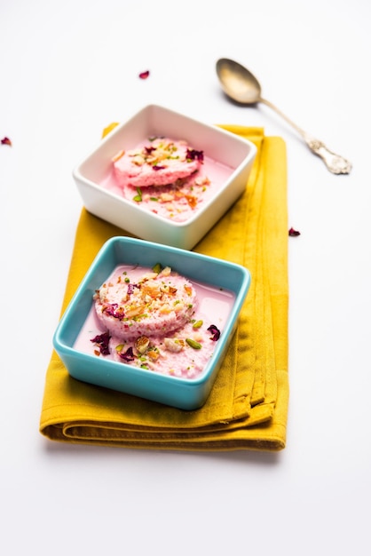 Rose Bread Rasmalai es la versión modificada del Ras malai tradicional que utiliza rebanadas de pan.