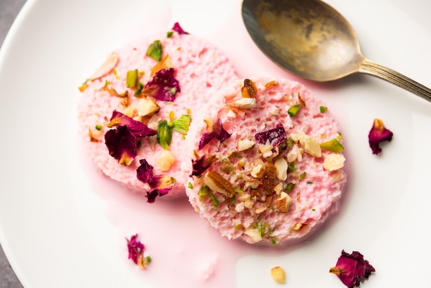 Rose Bread Rasmalai es la versión modificada del Ras malai tradicional que utiliza rebanadas de pan.