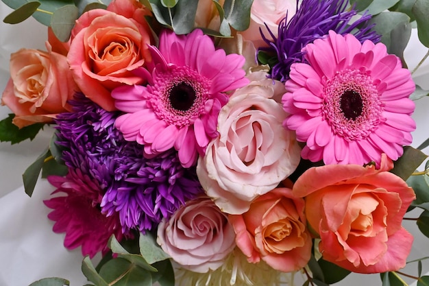 Rose, Gerbera und Astern in einem wunderschönen Bouquet