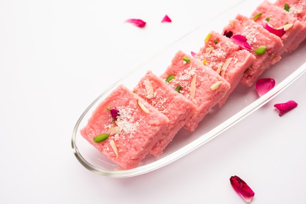 Rose Kalakand pink barfi o burfi también conocido como Mishri Mava con sabor o Khoa Milkcake mithai