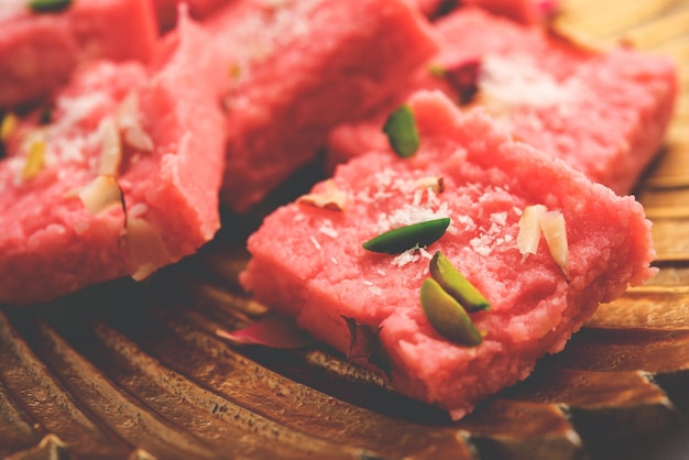 Rose Kalakand pink barfi o burfi también conocido como Mishri Mava con sabor o Khoa Milkcake mithai