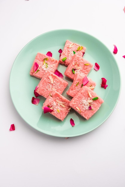 Rose Kalakand pink barfi o burfi también conocido como Mishri Mava con sabor o Khoa Milkcake mithai