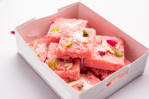 Rose Kalakand pink barfi o burfi también conocido como Mishri Mava con sabor o Khoa Milkcake mithai