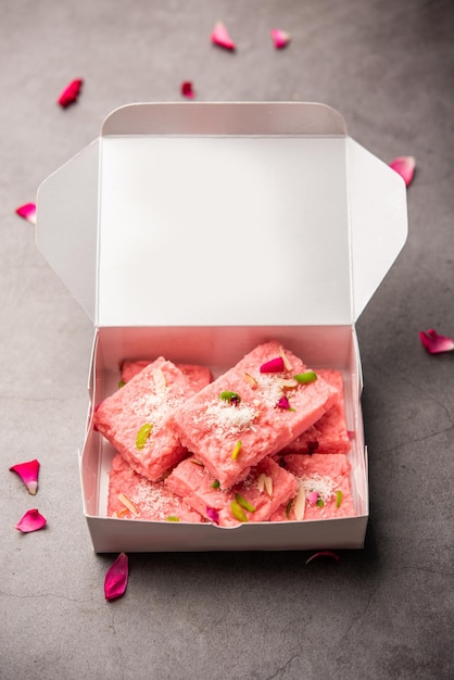 Rose Kalakand Pink Barfi oder Burfi, auch bekannt als aromatisierter Mishri Mava oder Khoa Milkcake Mithai