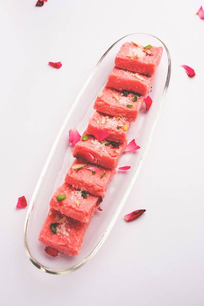 Rose Kalakand rosa barfi ou burfi também conhecido como Mishri Mava ou Khoa Milkcake mithai com sabor