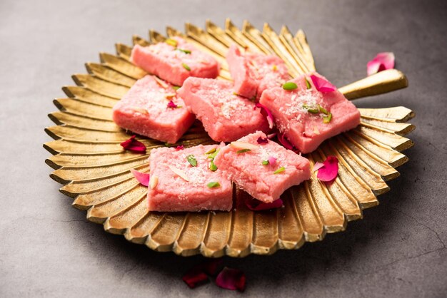 Rose Kalakand rosa barfi ou burfi também conhecido como Mishri Mava ou Khoa Milkcake mithai com sabor
