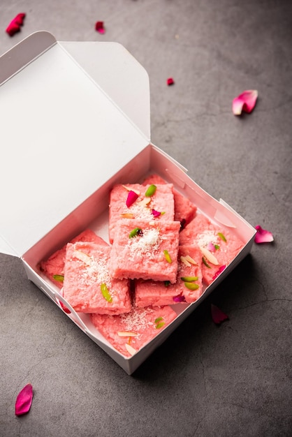 Rose Kalakand rosa barfi ou burfi também conhecido como Mishri Mava ou Khoa Milkcake mithai com sabor