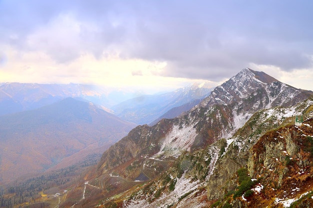 Rose Peak unter den Wolken Eine Aussichtsplattform hoch in den Bergen des Kaukasus Rosa Khutor Sotschi