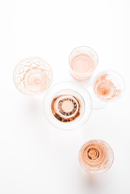 Rosé Sekt in verschiedenen Gläsern auf weißem Hintergrund