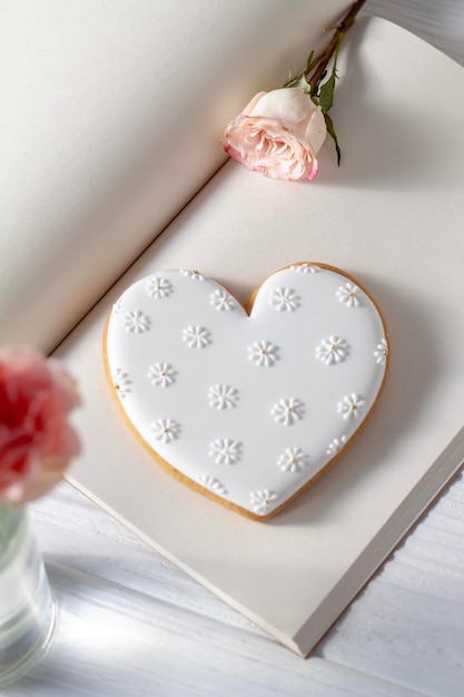 Rose und Lebkuchen in Form eines Herzens. Valentinstag