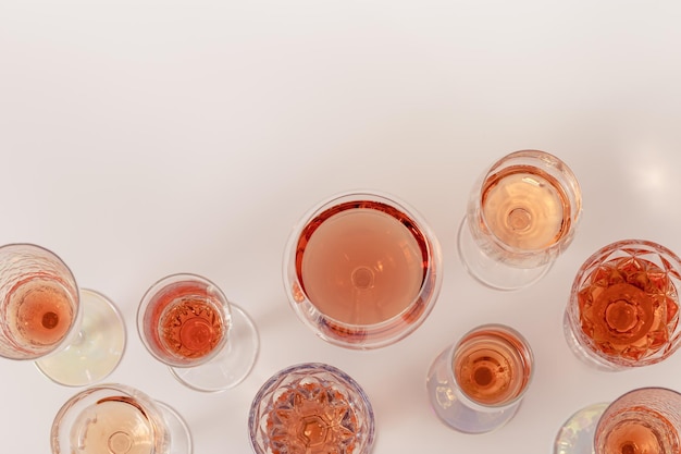 Rose-Wein-Sortiment in Kristallgläsern Rosé-Champagner-Sekt auf hellem Hintergrund Alkoholisches Sommergetränk