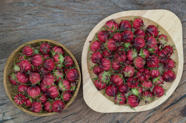 Roselle fresco en el fondo de madera