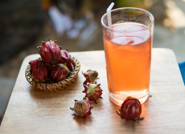 Roselle suco com flor fresca de roselle