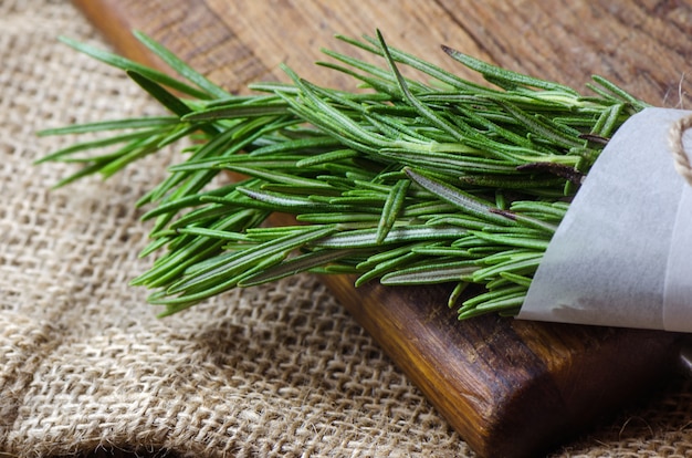 Rosemary-Bündel auf hölzernem