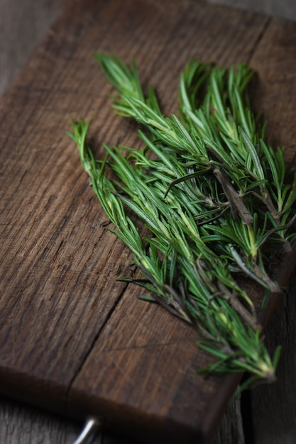 Rosemary-Bündel auf Holztisch