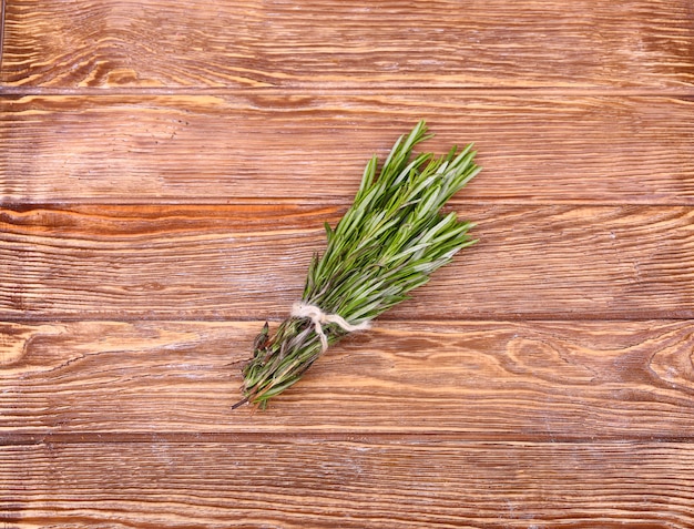 Rosemary vinculado em uma placa de madeira