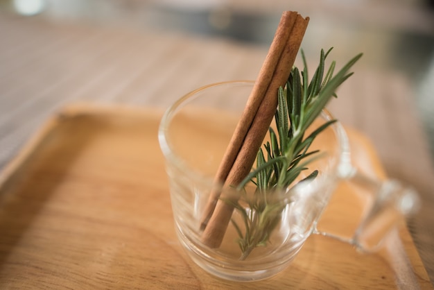 Foto rosemay fresco e pau de canela aromático erva planta em vidro