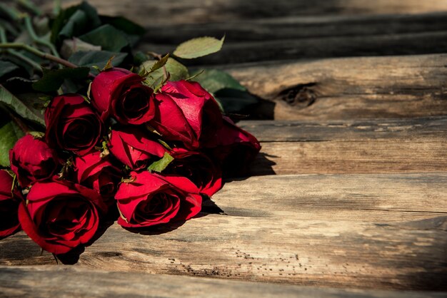Rosen auf braunem hölzernem Hintergrund. Hintergrund des Valentinstag Konzeptes und des Liebeskonzeptes.